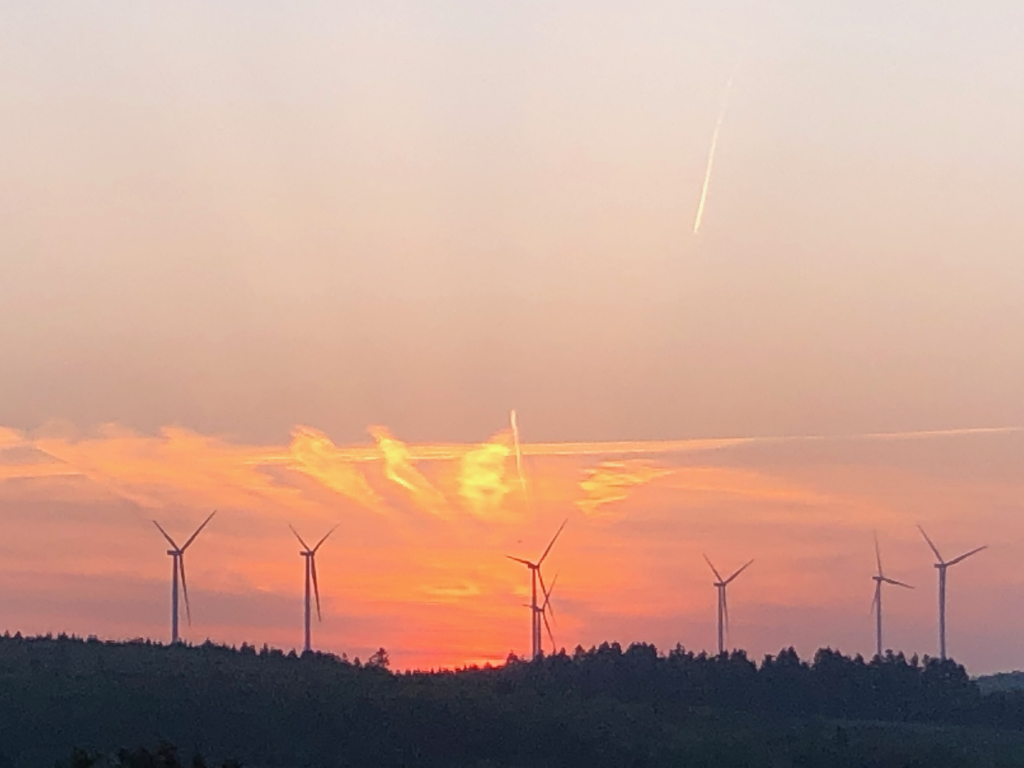 7 Windräder vor Sonnenuntergang